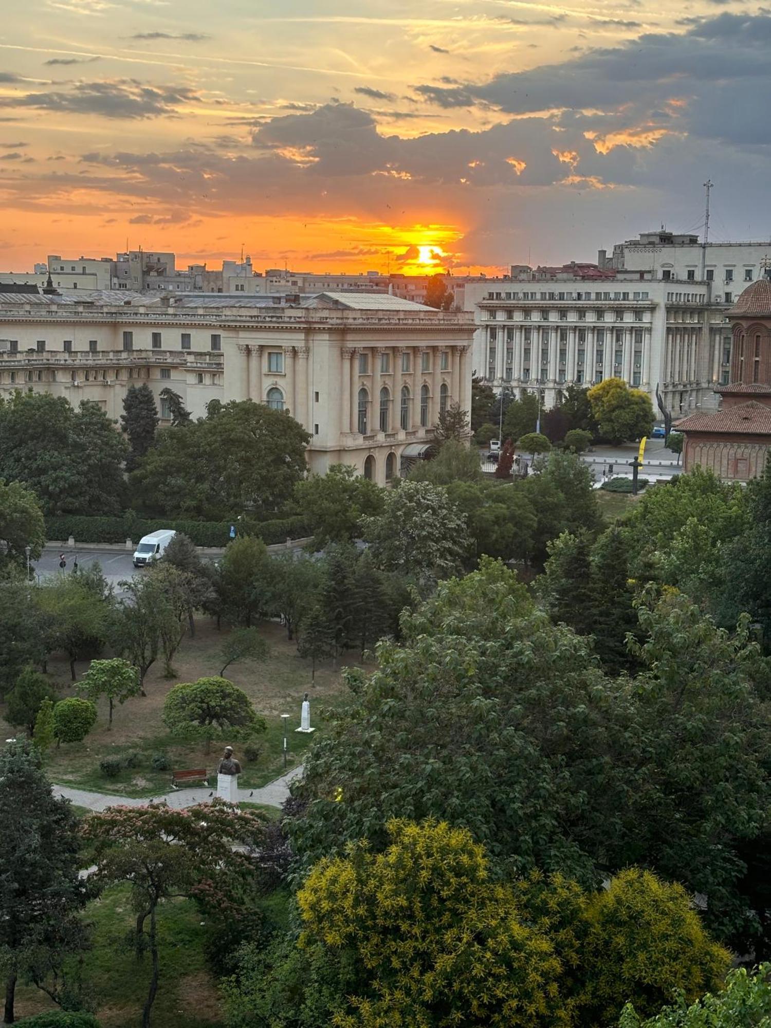 Green Muse On Victoriei Bukarest Exteriör bild